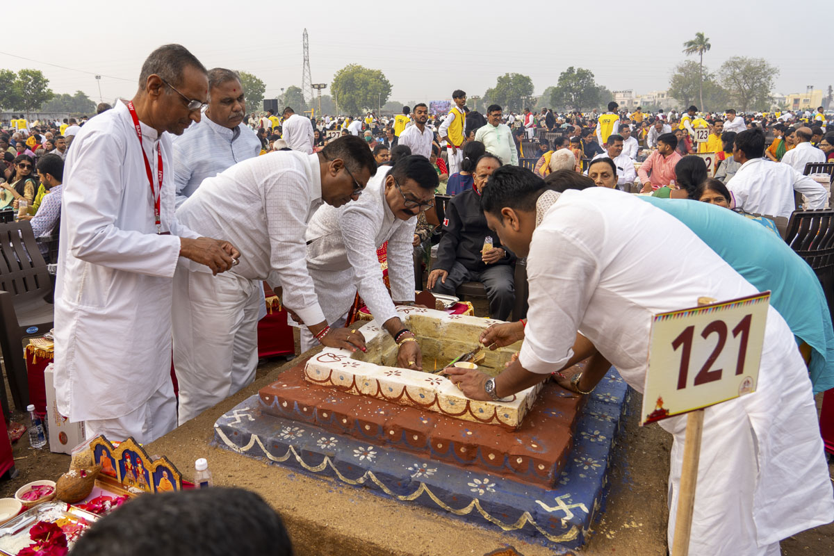 Devotees perform the yagna rituals