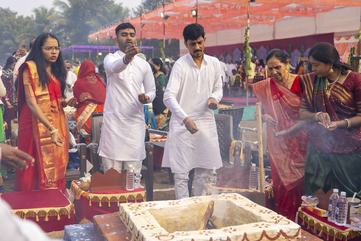 Devotees perform the yagna rituals