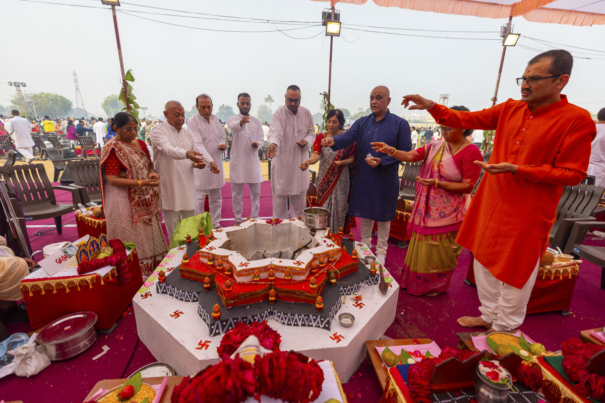 Devotees perform the yagna rituals