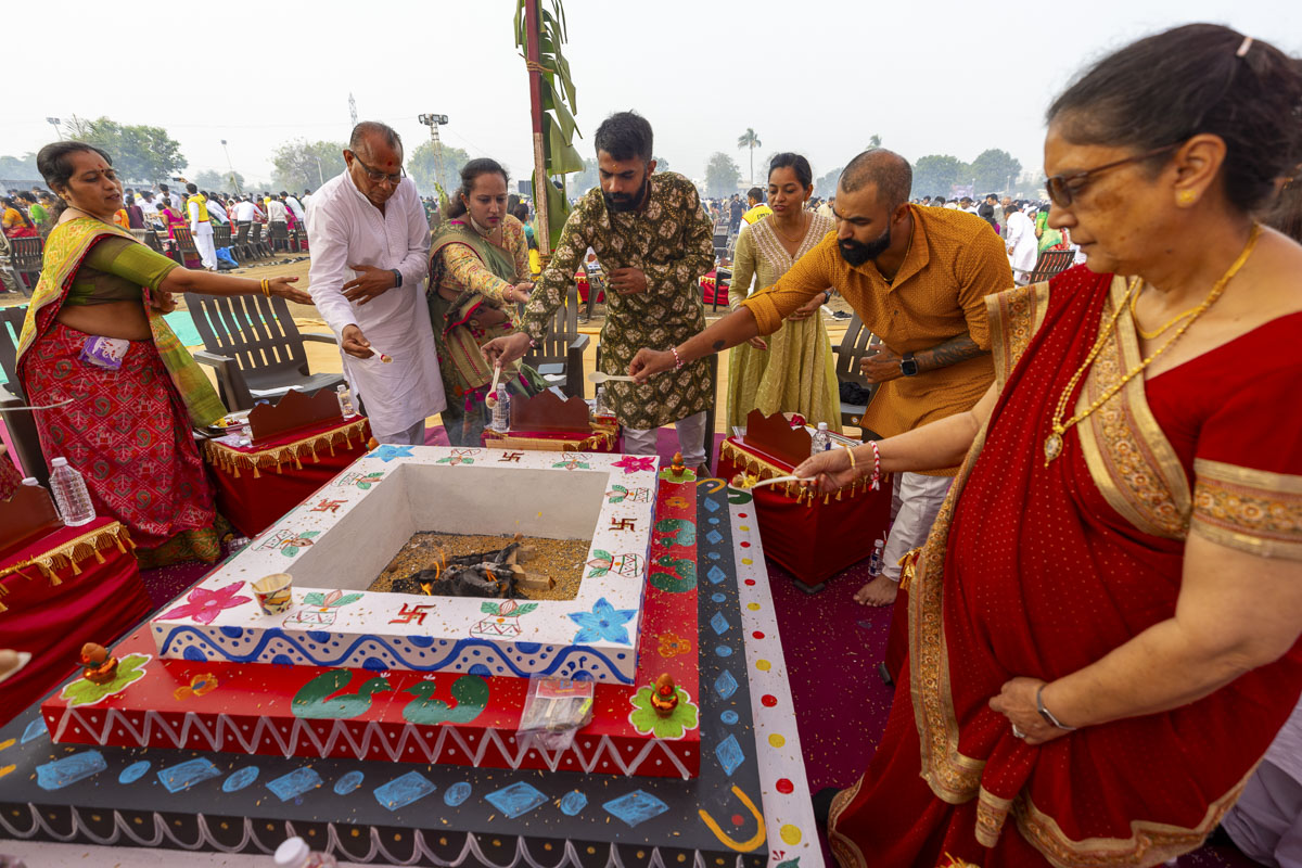 Devotees perform the yagna rituals