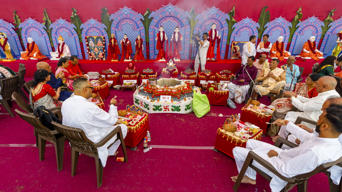 Devotees perform the yagna rituals