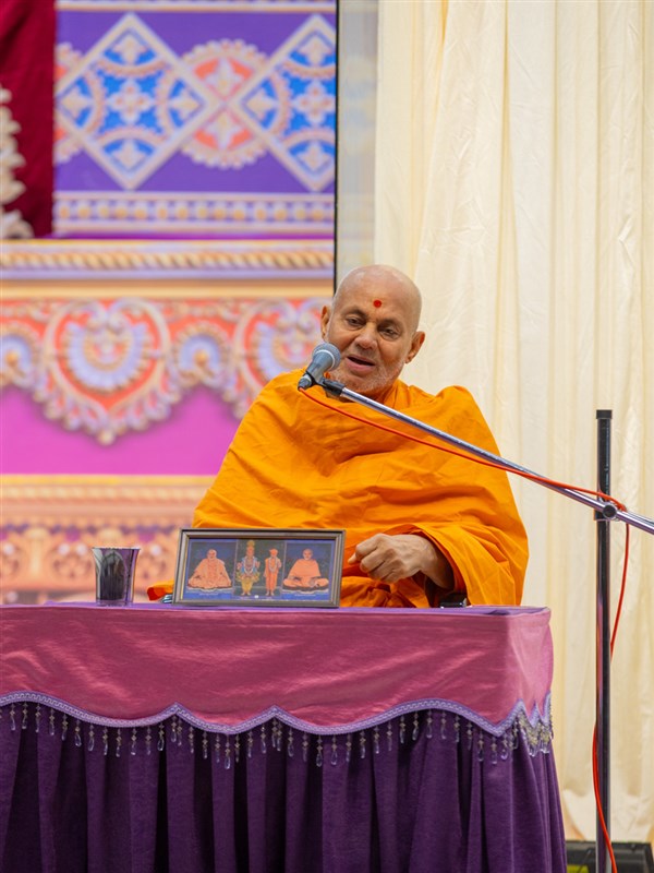 Pujya Viveksagar Swami addresses the morning assembly