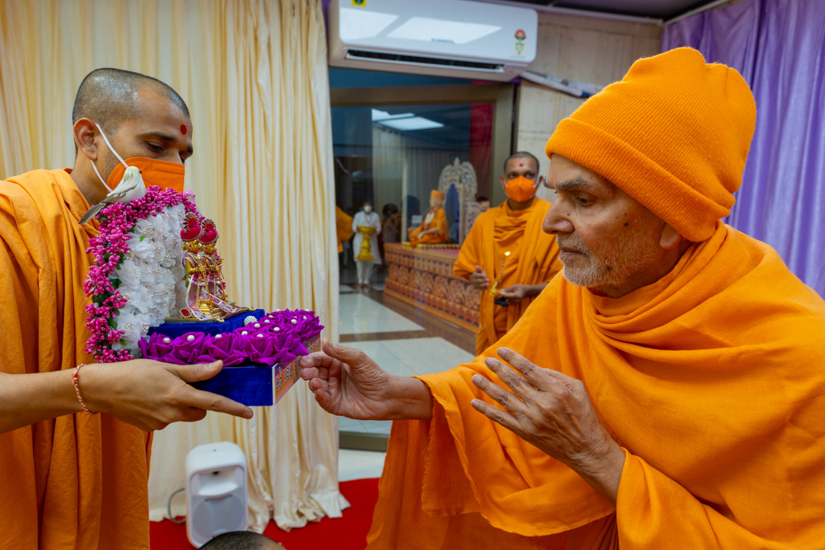 Swamishri observes the sinhasan of Shri Harikrishna Maharaj and Shri Gunatitanand Swami Maharaj