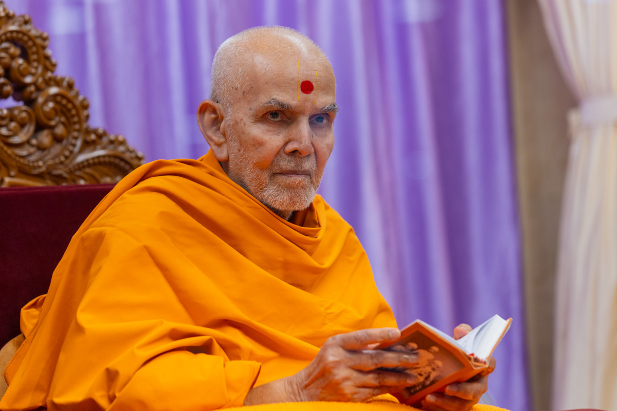 Swamishri listens to the children's recitation