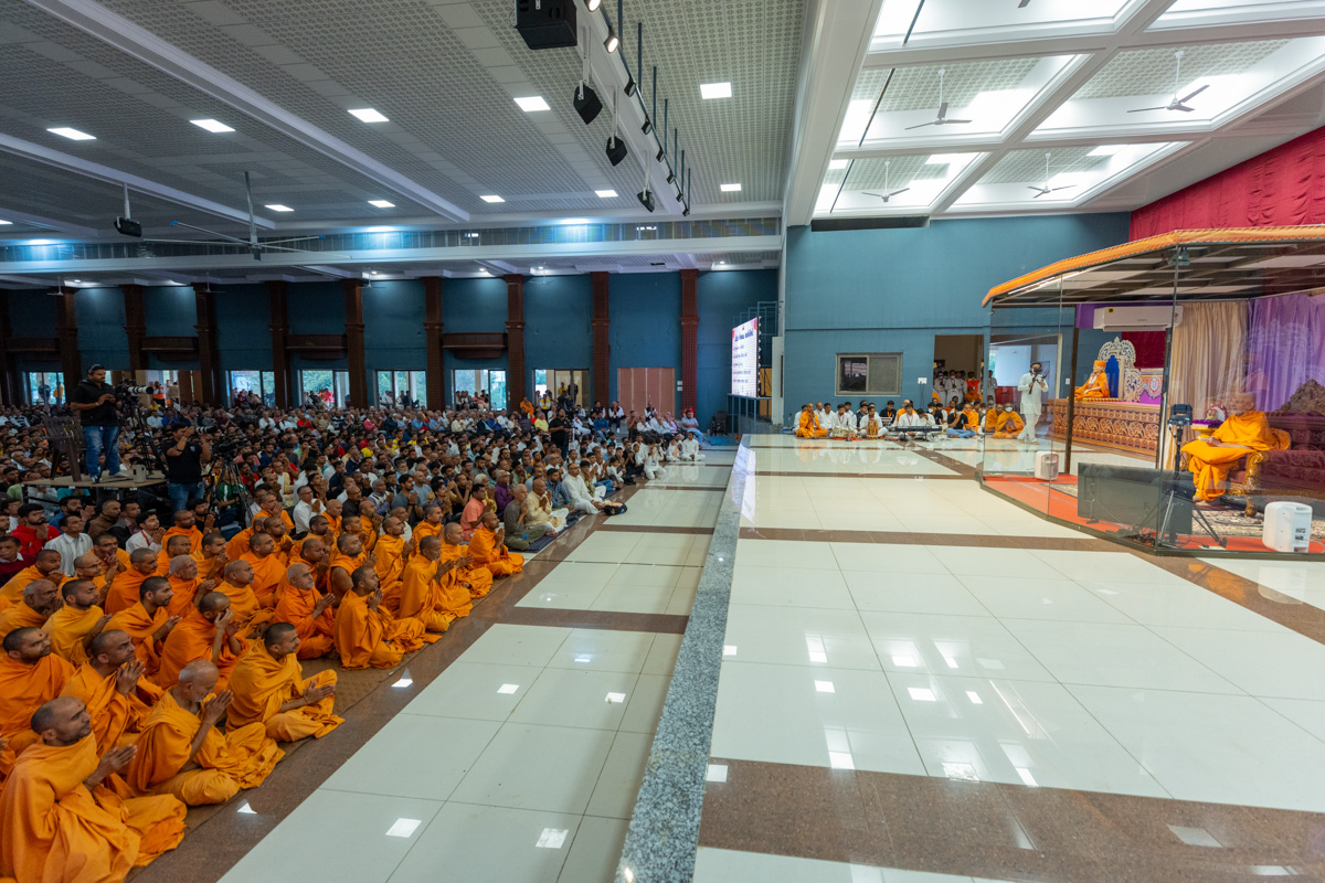Swamis and devotees doing darshan of Swamishri