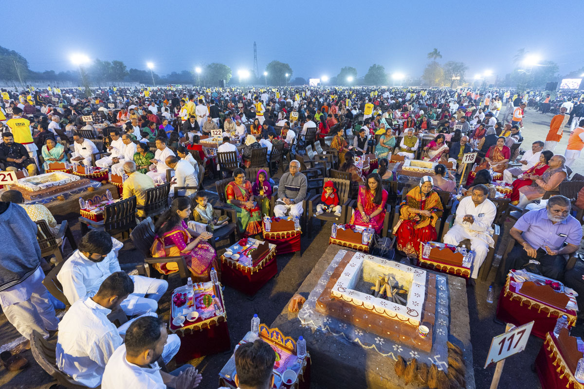Devotees perform the yagna rituals