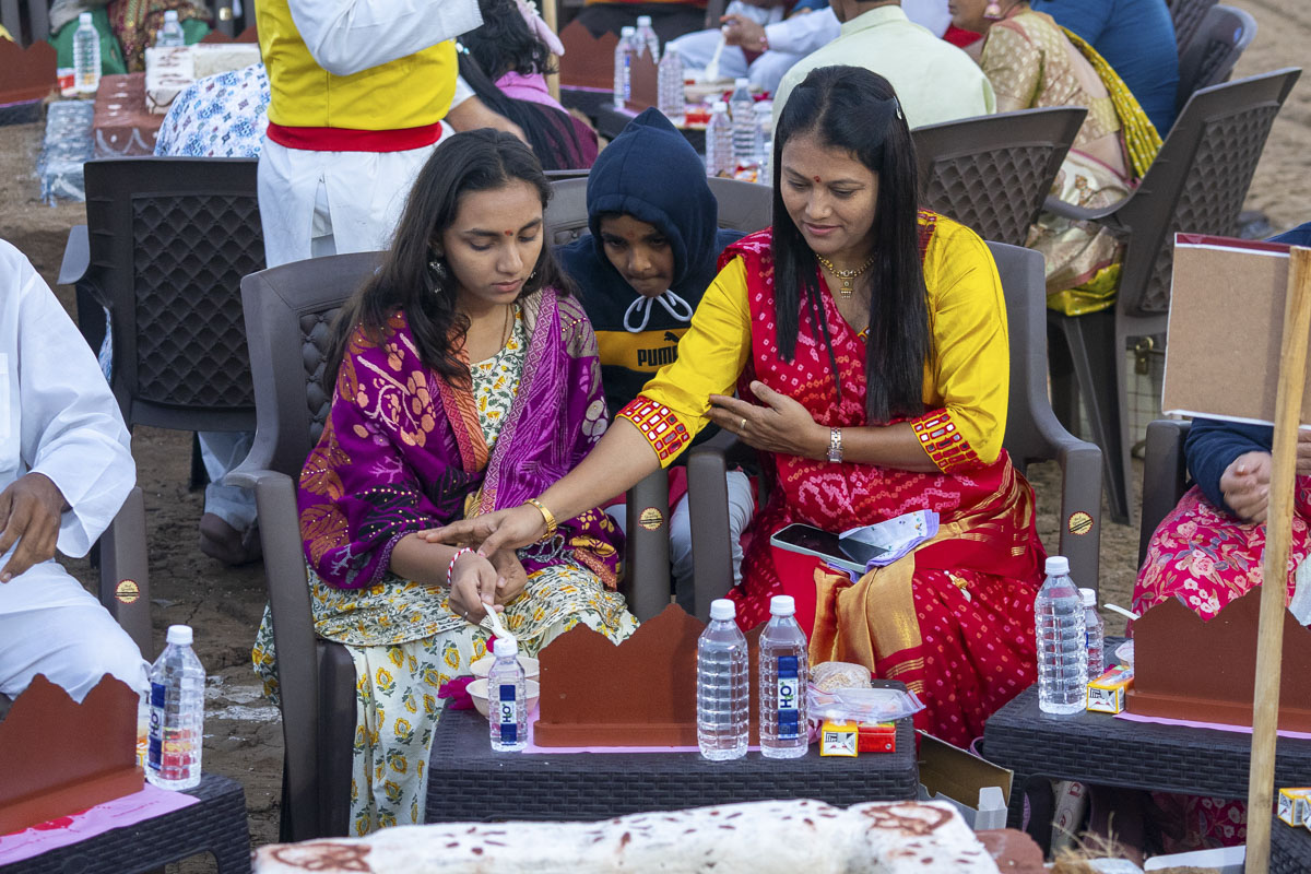 Devotees perform the yagna rituals