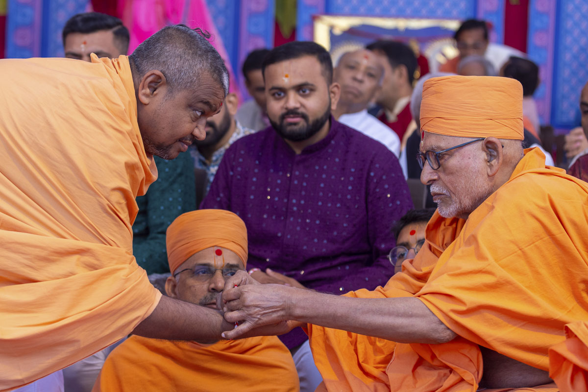 Pujya Kothari Swami ties a nadachhadi to Aksharnayan Swami