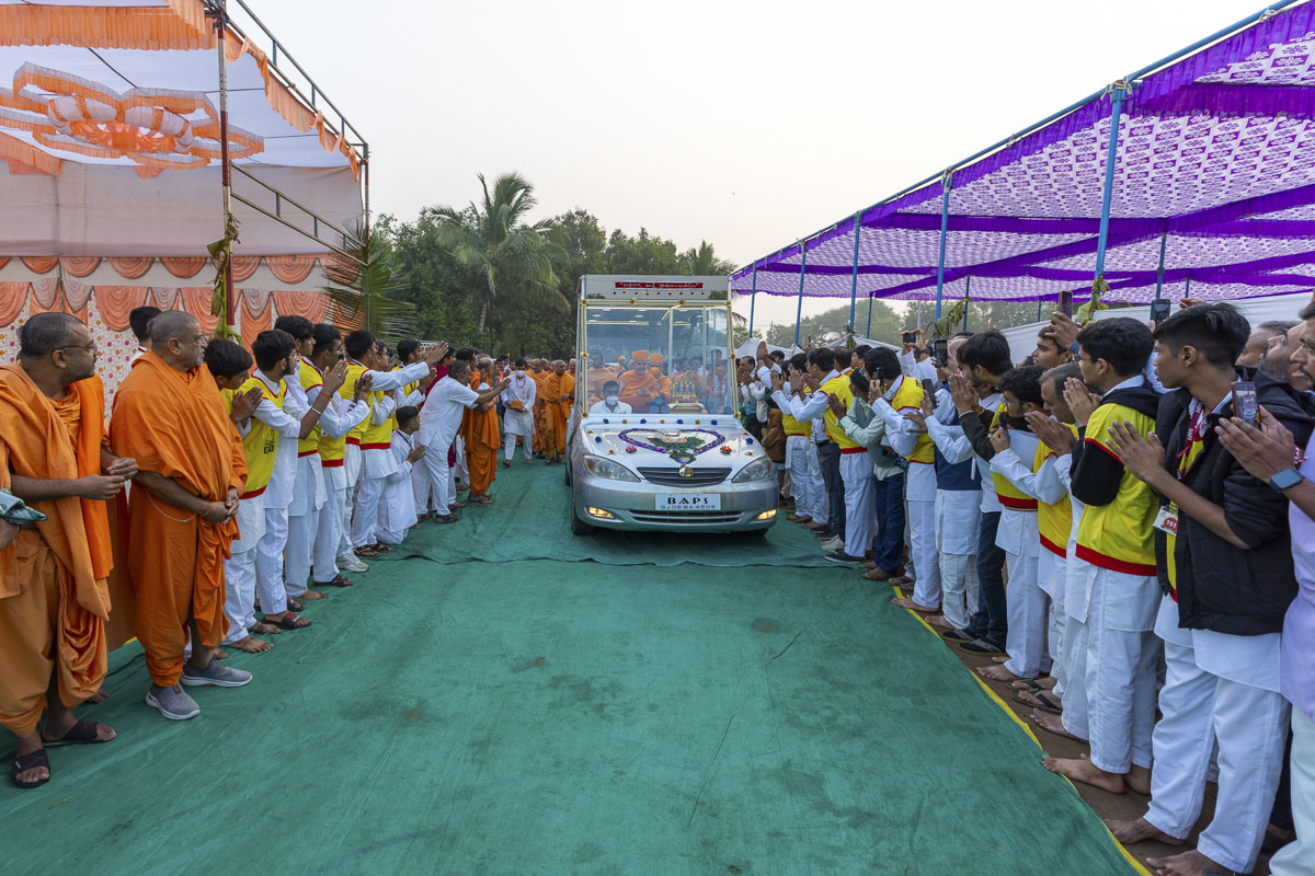 Swamishri arrives in the yagna mandap