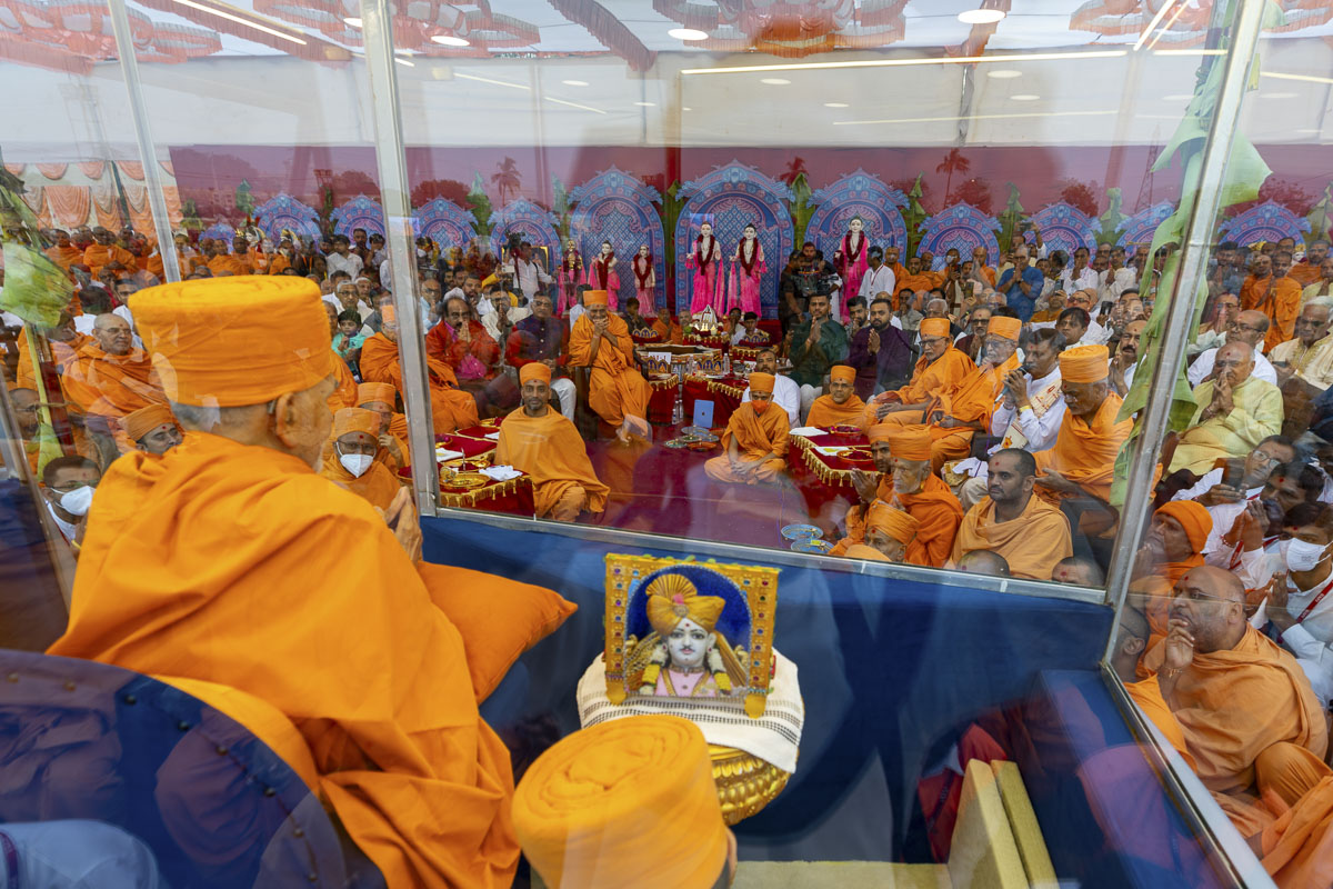 Swamis and devotees doing darshan of Swamishri