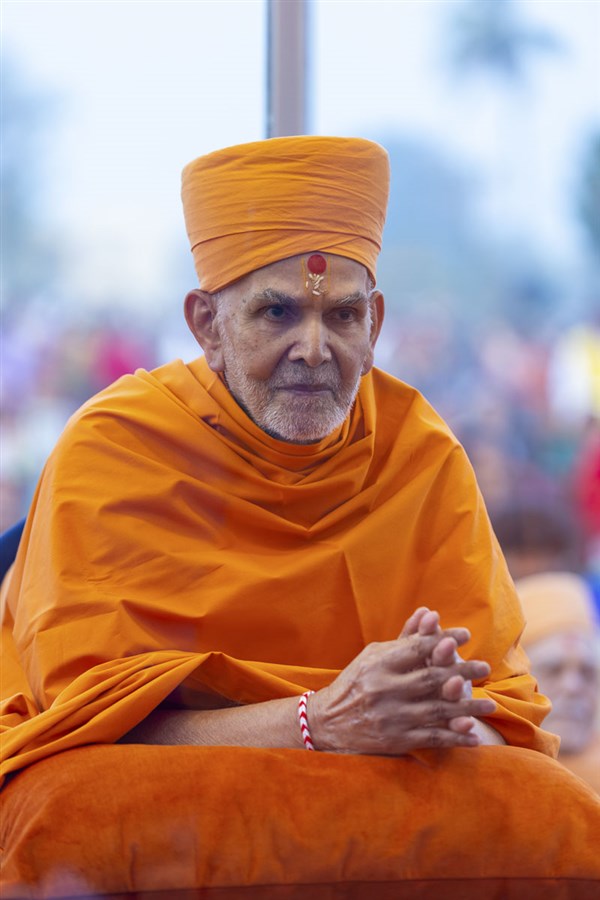 Swamishri greets all with folded hands