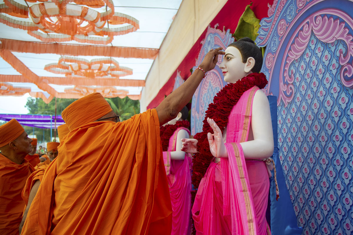 Pujya Kothari Swami performs pujan of murtis
