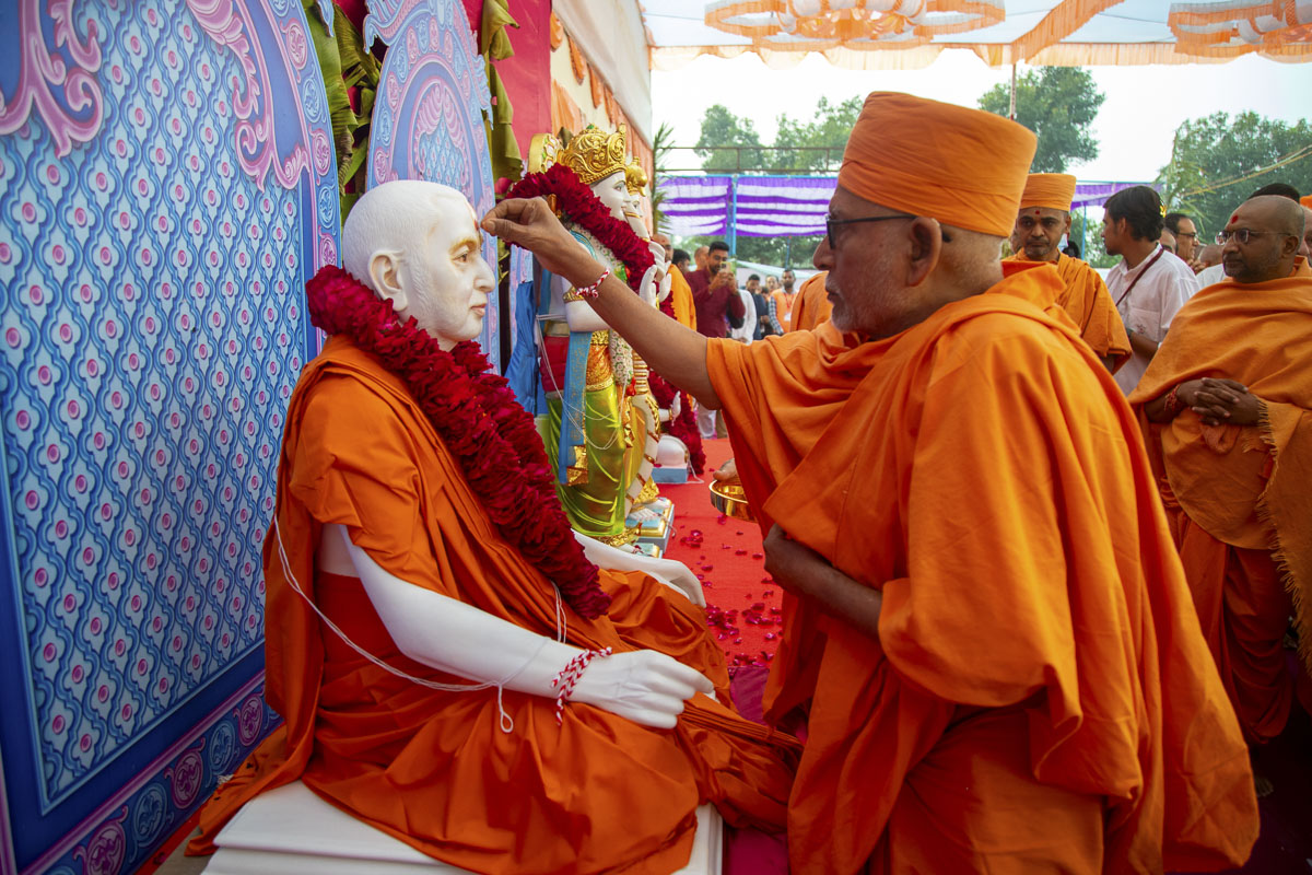 Pujya Kothari Swami performs pujan of Brahmaswarup Pramukh Swami Maharaj