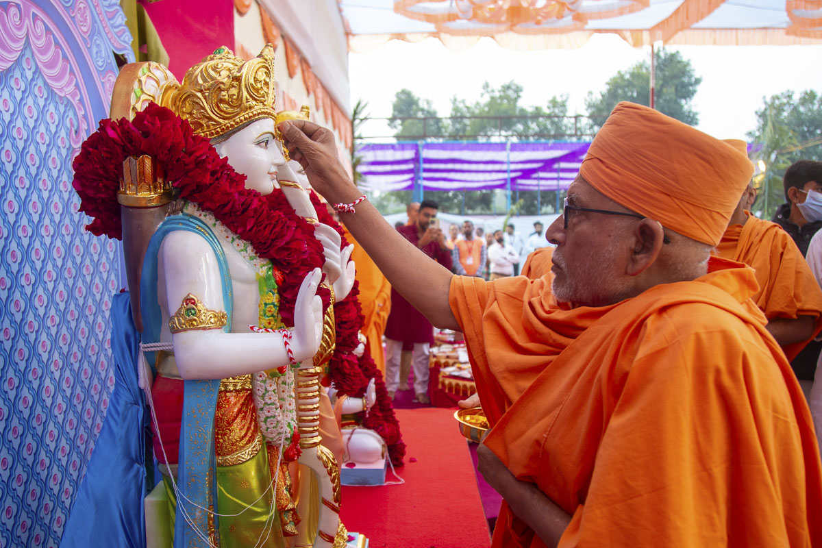 Pujya Kothari Swami performs pujan of murtis