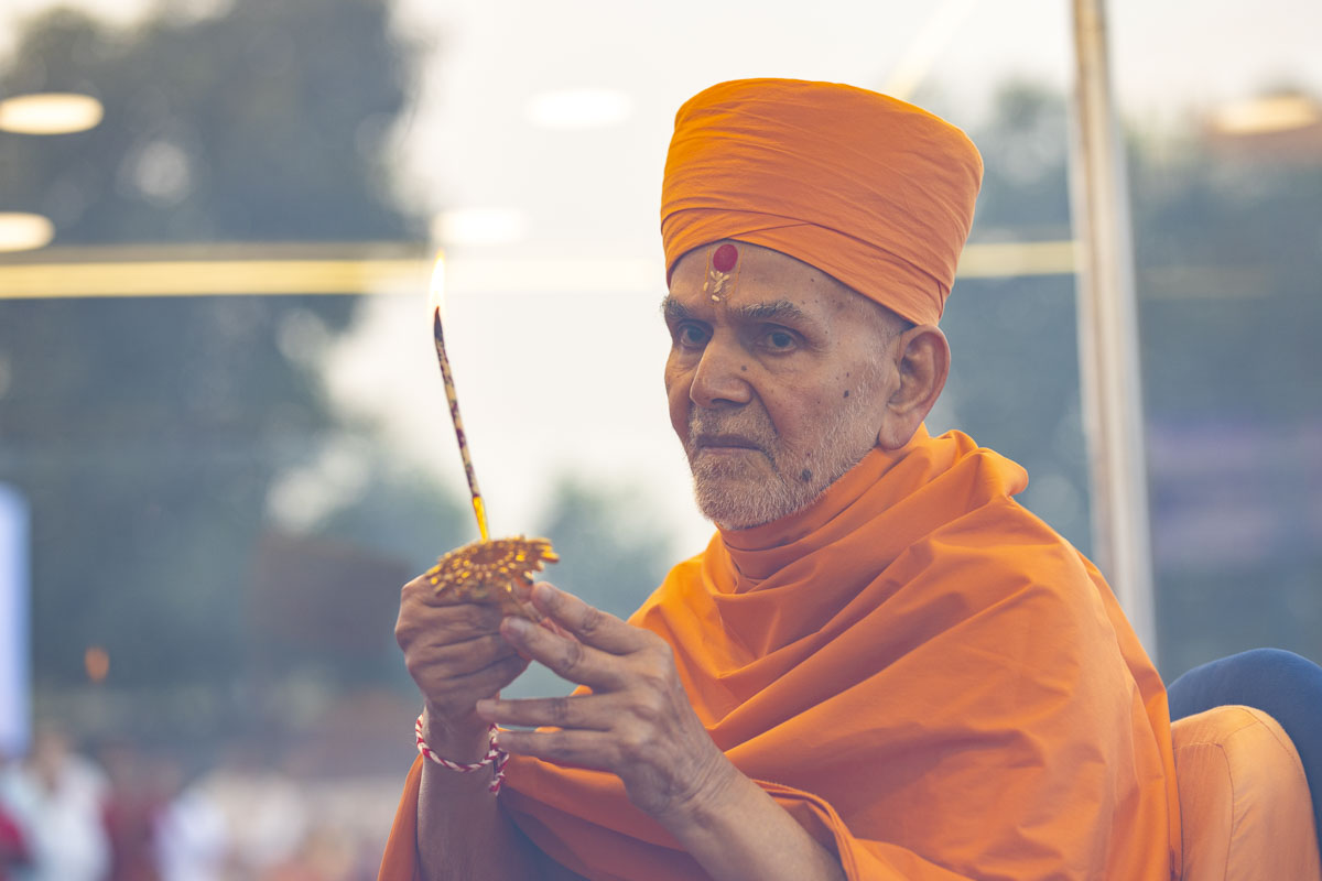 Swamishri performs the yagna arti