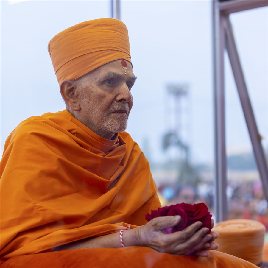 Swamishri offers mantra-pushpanjali