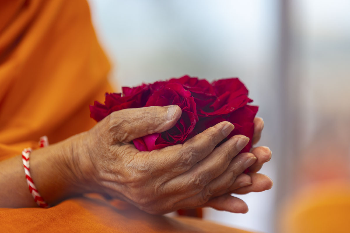 Swamishri offers mantra-pushpanjali