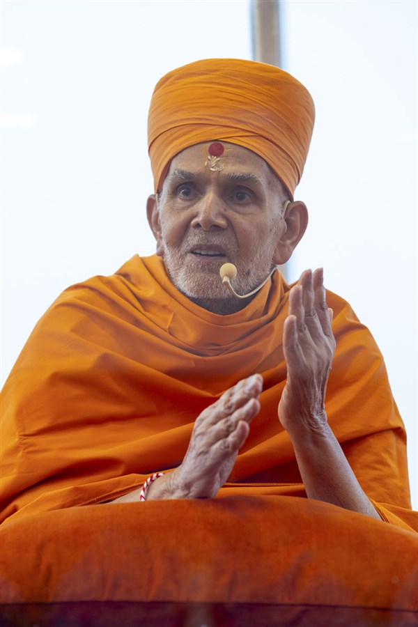 Swamishri blesses devotees