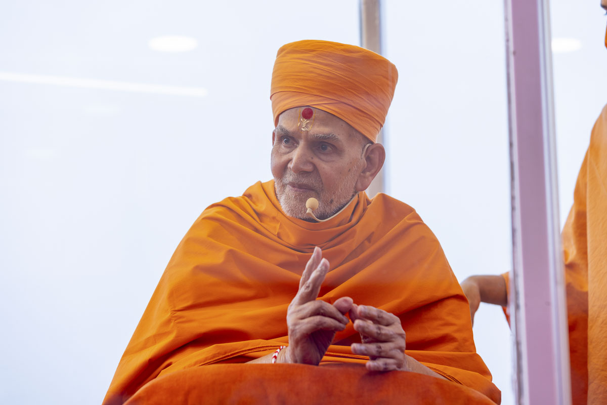 Swamishri blesses devotees
