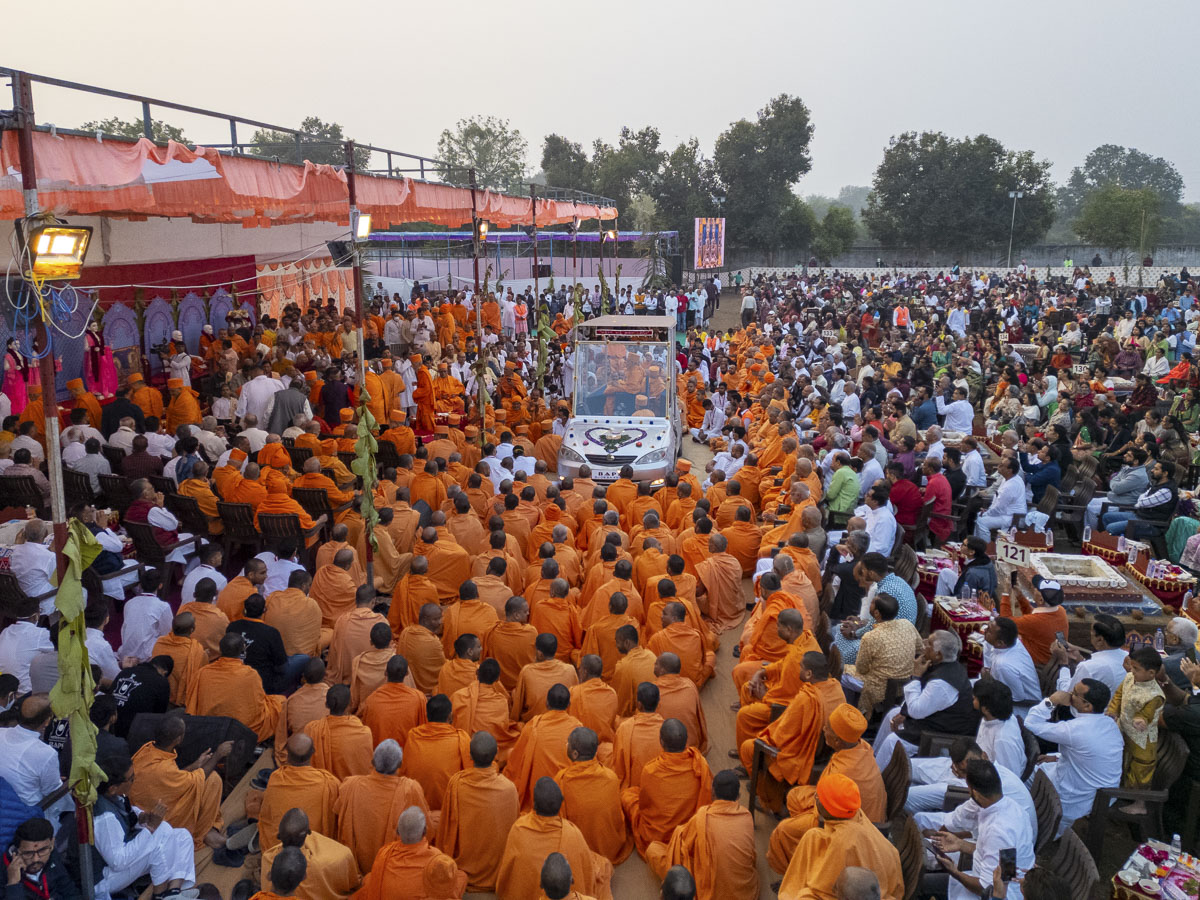 Swamis and devotees doing darshan of Swamishri