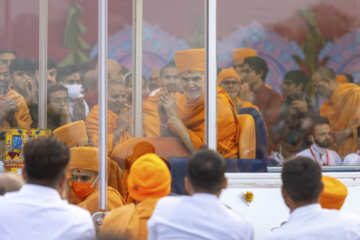 Swamishri greets all with folded hands