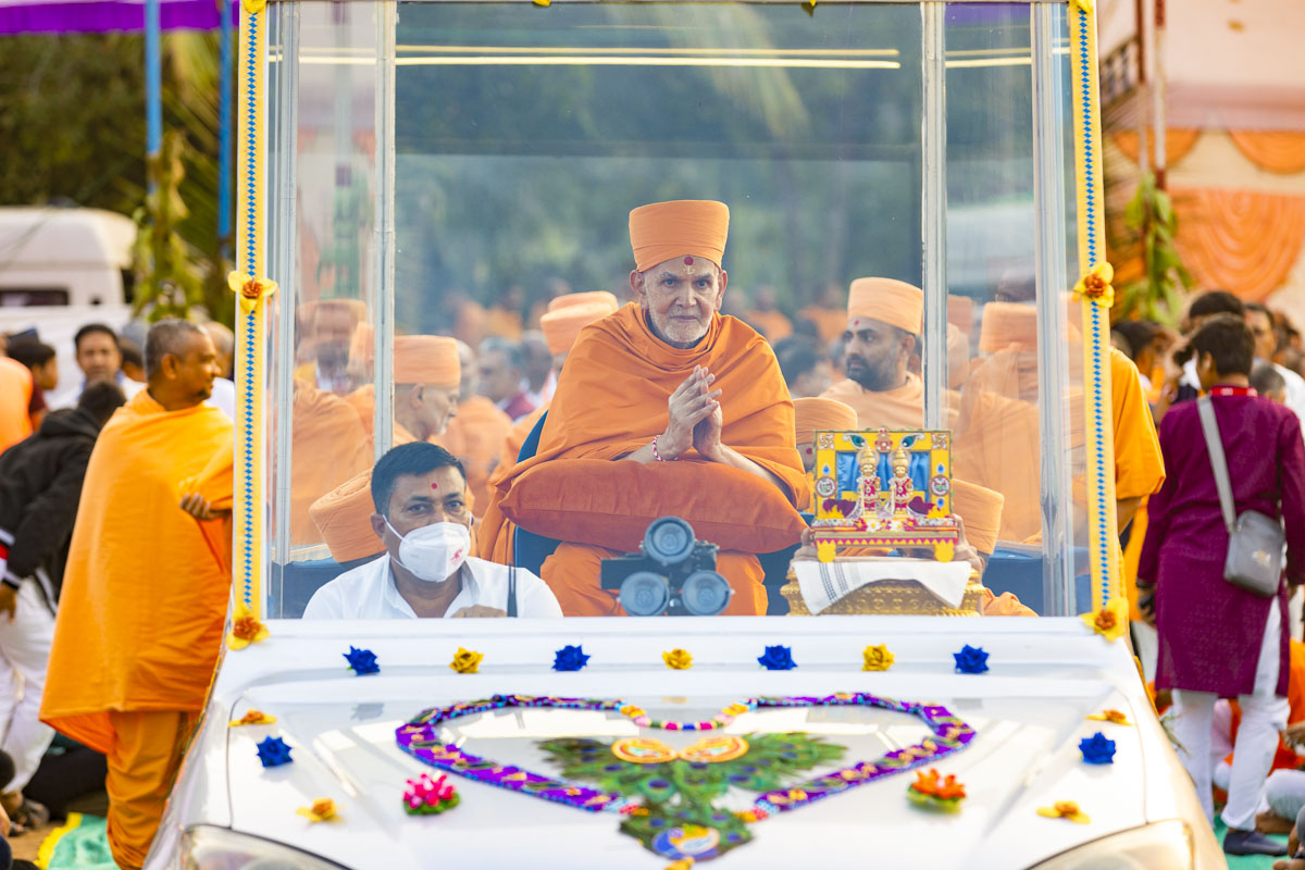 Swamishri greets all with folded hands