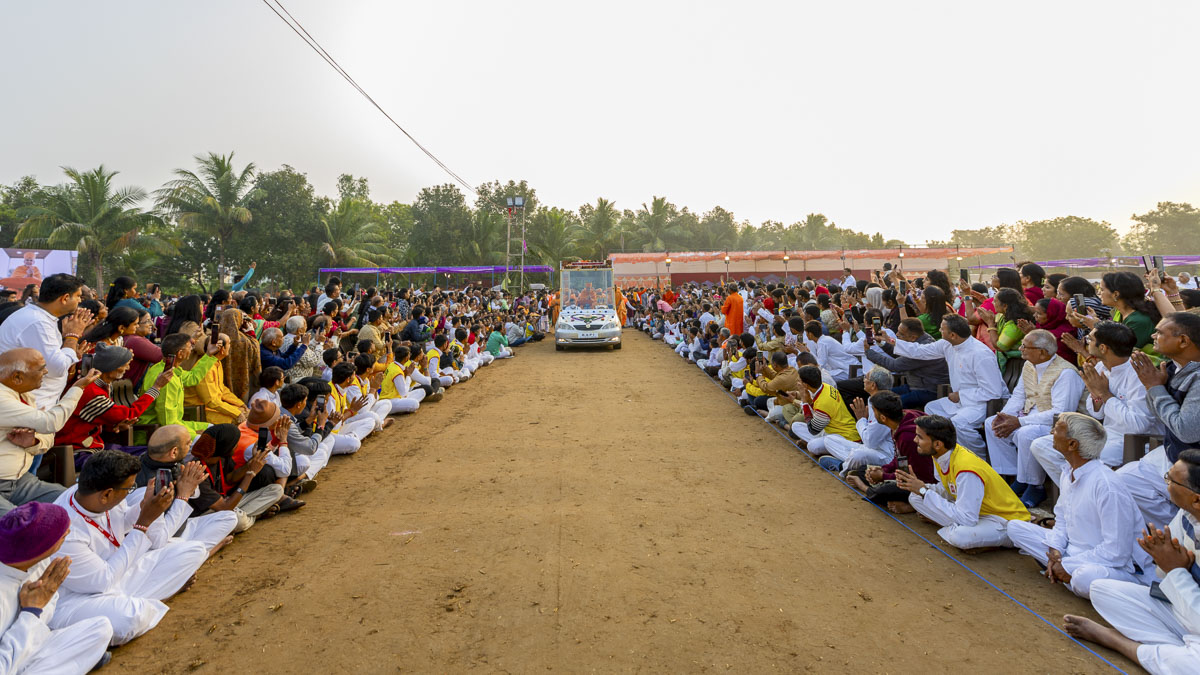 Devotees doing darshan of Swamishri
