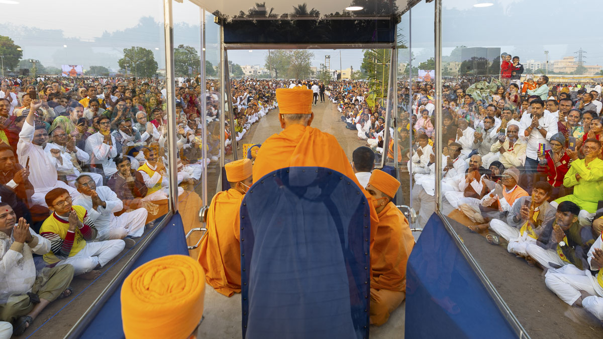Devotees doing darshan of Swamishri