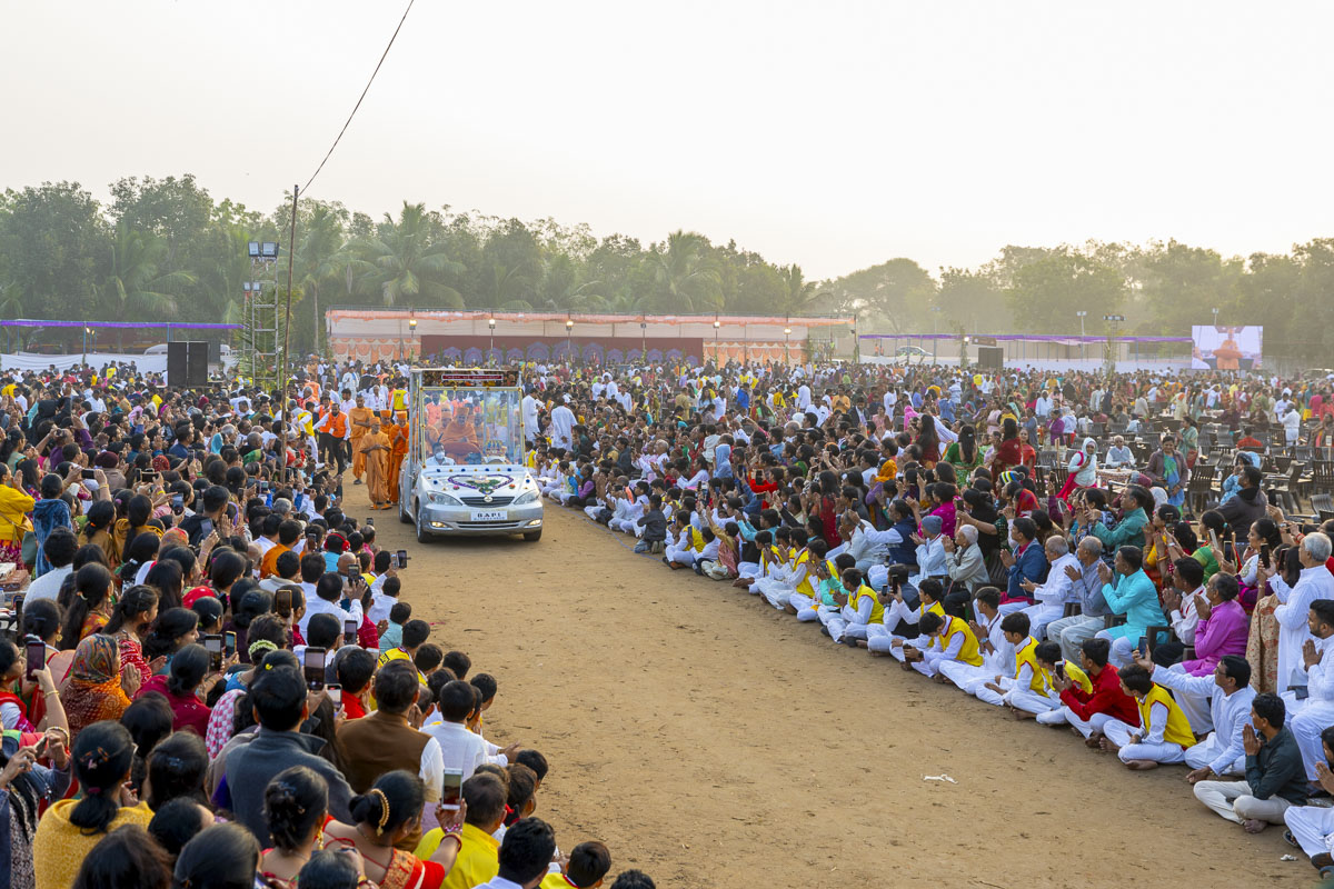 Devotees doing darshan of Swamishri