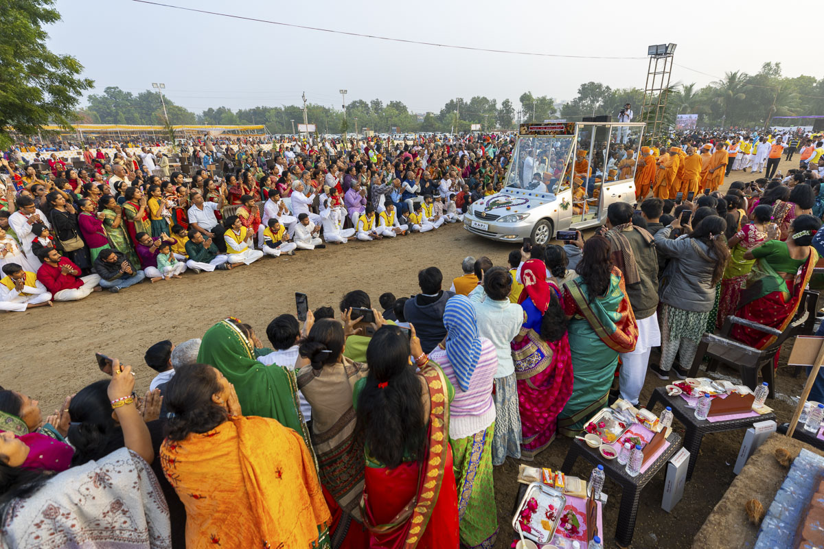 Devotees doing darshan of Swamishri