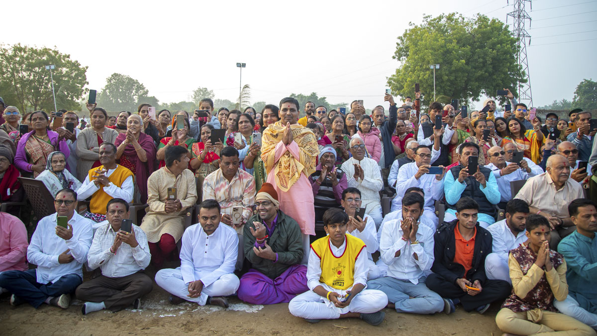 Devotees doing darshan of Swamishri