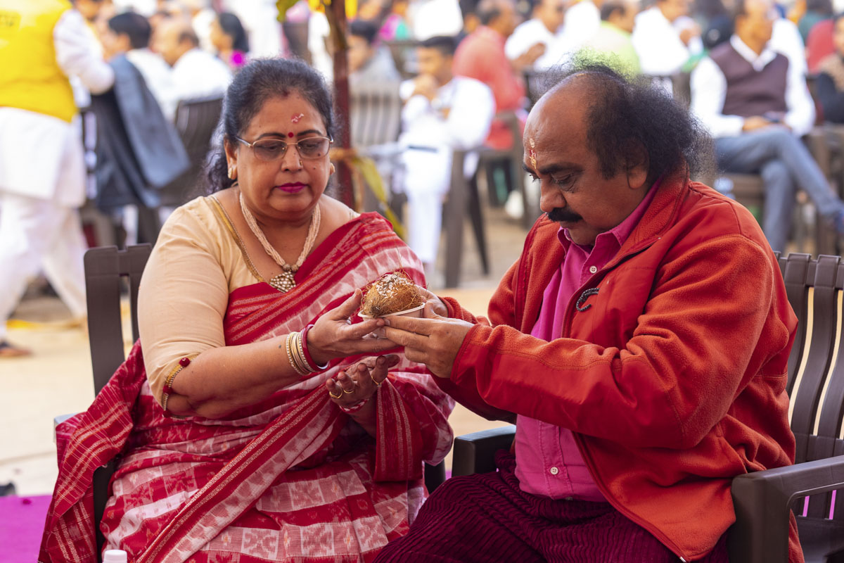 Devotees perform the yagna rituals