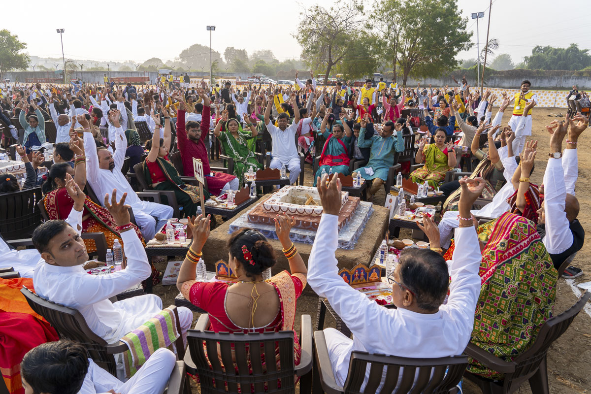 Devotees perform the yagna rituals