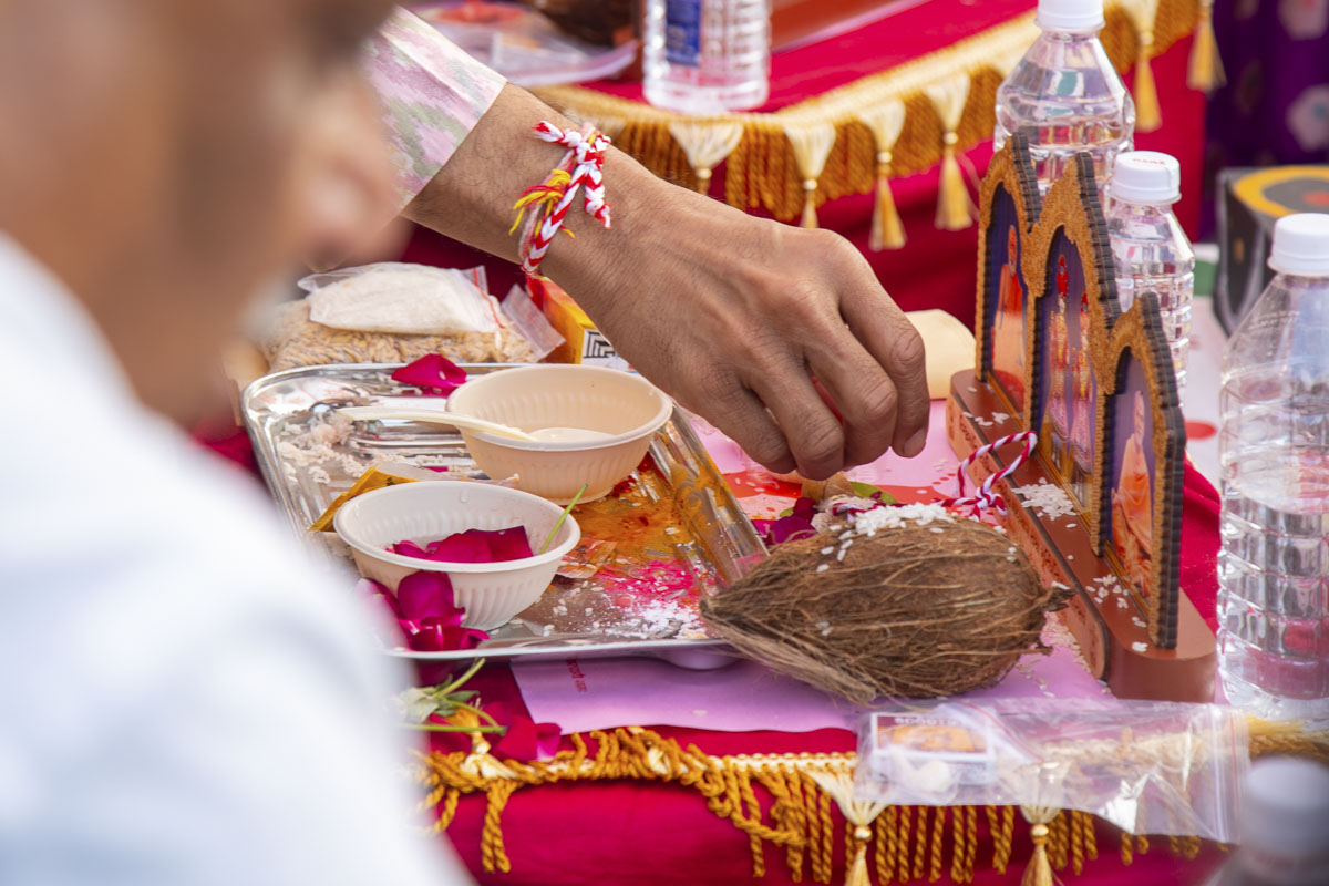 Devotees perform the yagna rituals
