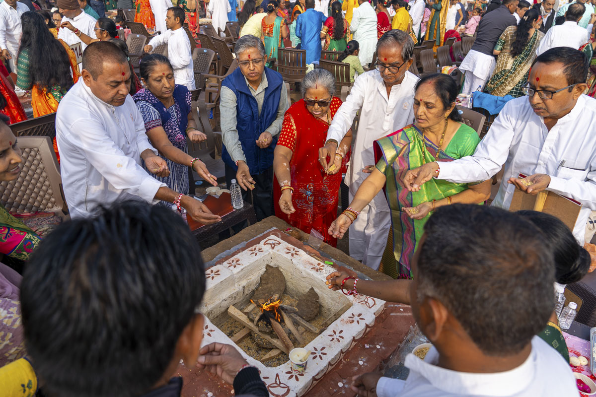 Devotees perform the yagna rituals