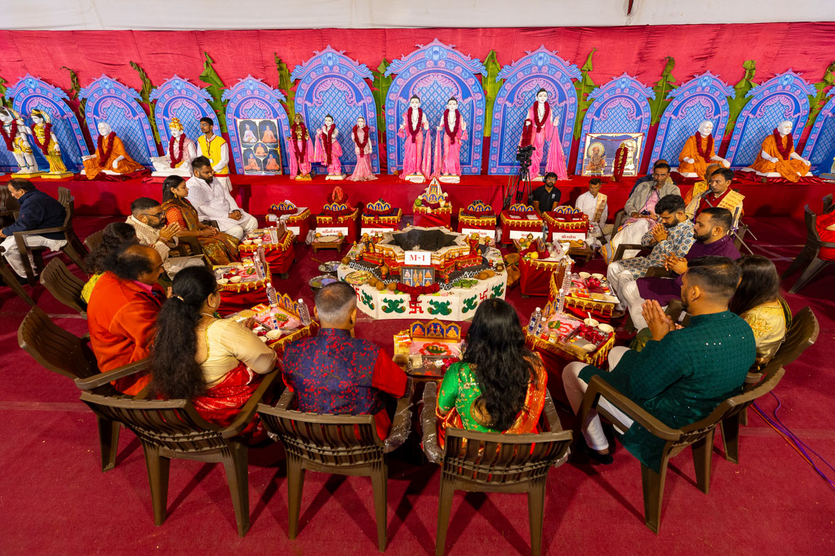Devotees participate in the Shri Swaminarayan Vishwashanti Mahayaag