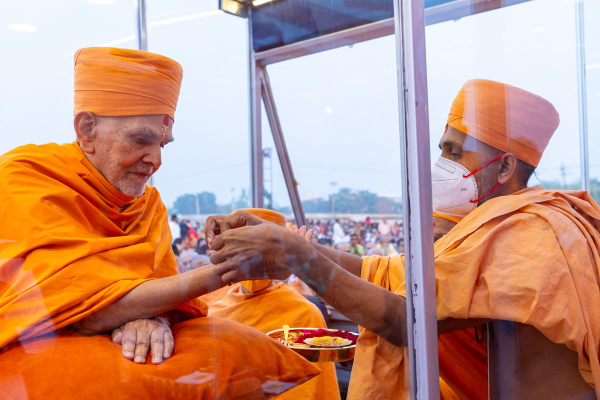 A swami ties a nadachhadi to Swamishri