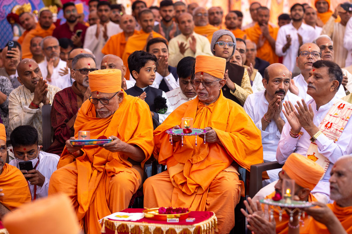 Pujya Swayamprakash Swami (Pujya Doctor Swami) and Pujya Kothari Swami perform the yagna arti