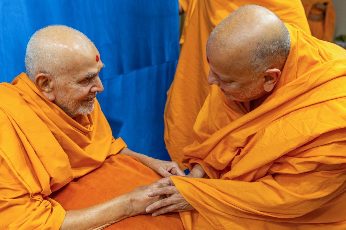 Pujya Ishwarcharan Swami in conversation with Swamishri