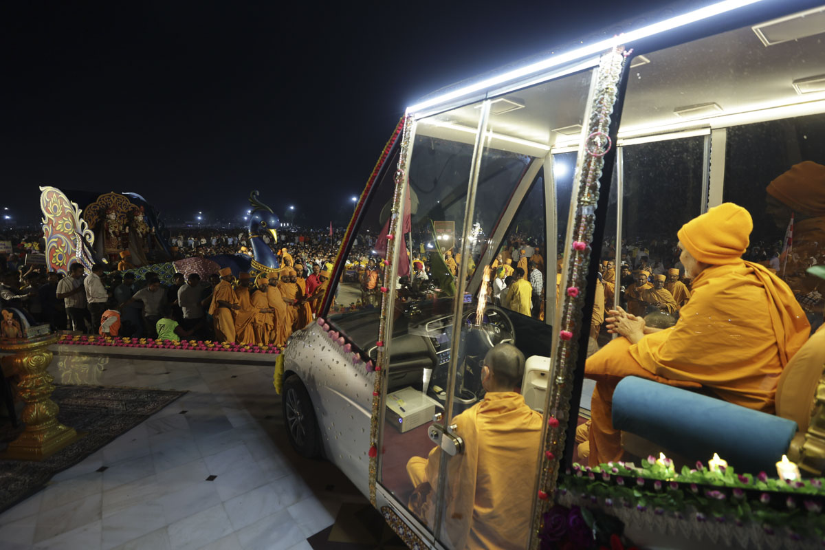 Swamishri doing darshan of the murtis in the floats