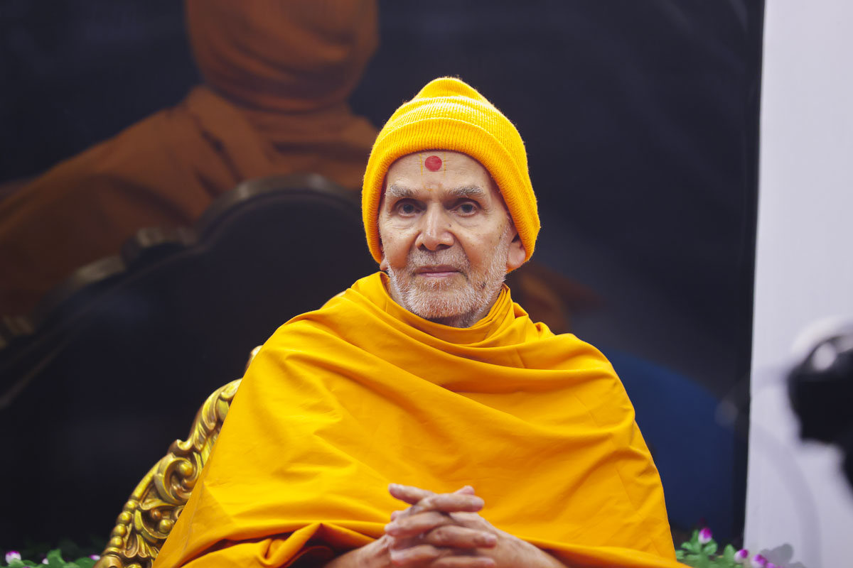 Swamishri watches the nagar yatra