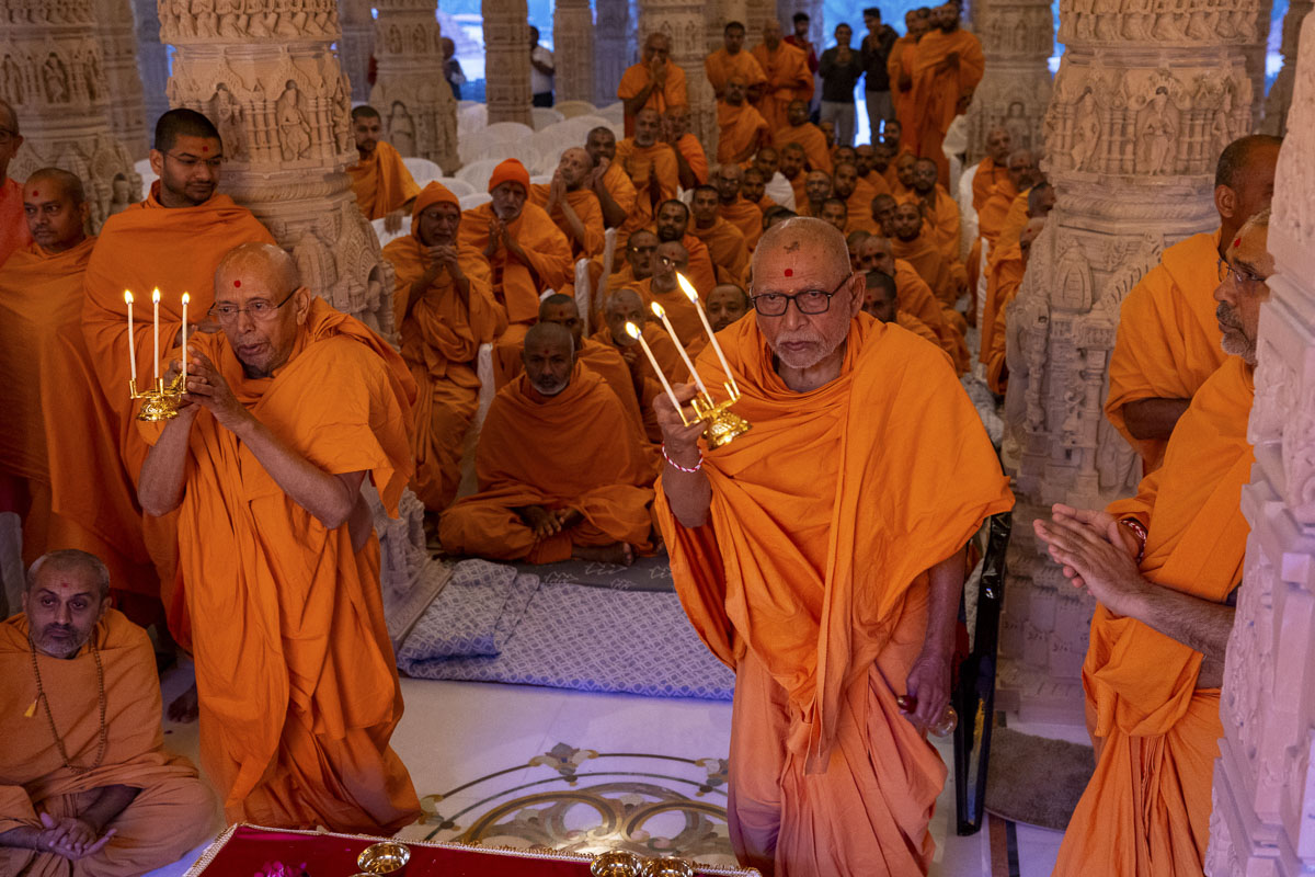 Pujya Tyagvallabh Swami and Pujya Bhaktipriya Swami (Pujya Kothari Swami) perform the arti