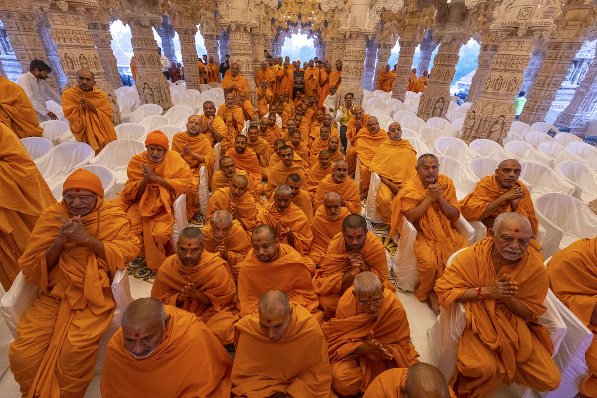 Swamis doing darshan of the arti