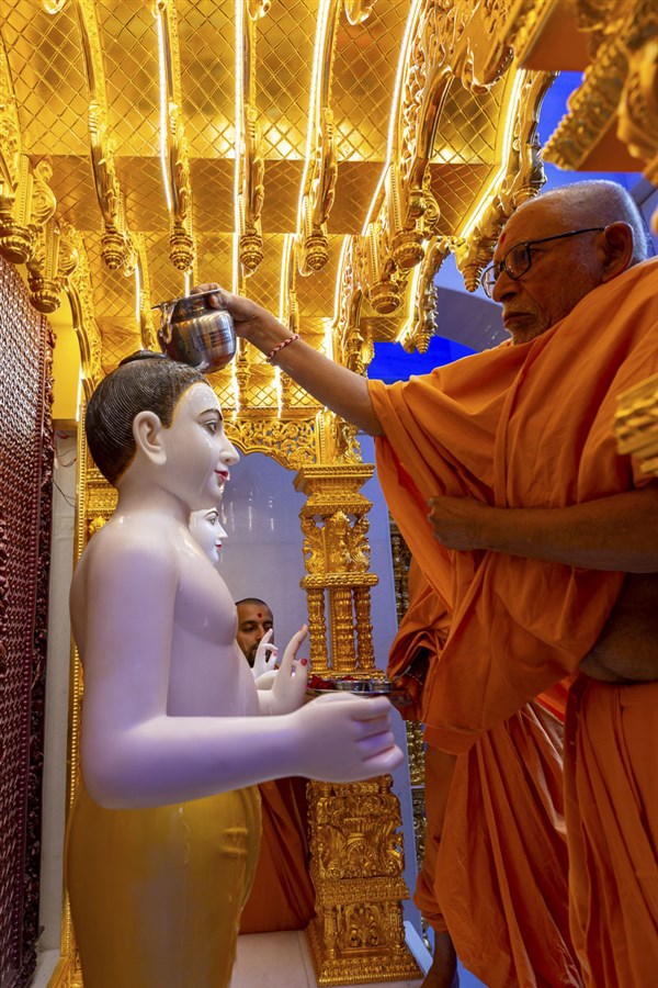 Pujya Kothari Swami performs 'Snapan' (snan) vidhi of murtis