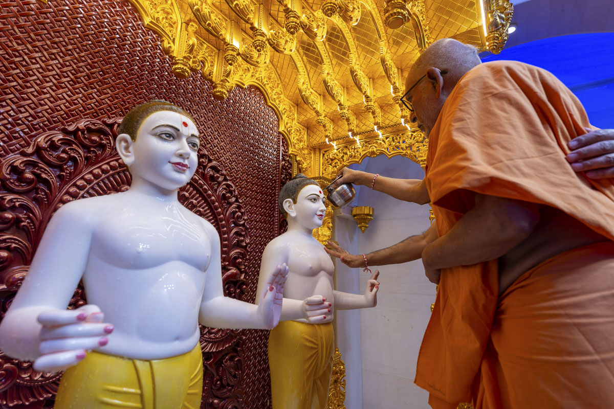Pujya Kothari Swami performs 'Snapan' (snan) vidhi of murtis