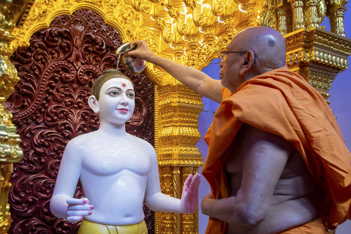 Pujya Tyagvallabh Swami performs 'Snapan' (snan) vidhi of murtis