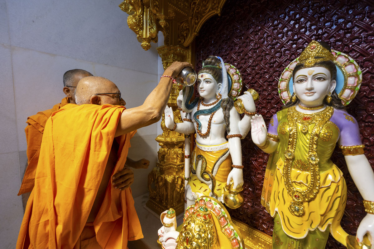 Pujya Kothari Swami performs 'Snapan' (snan) vidhi of murtis
