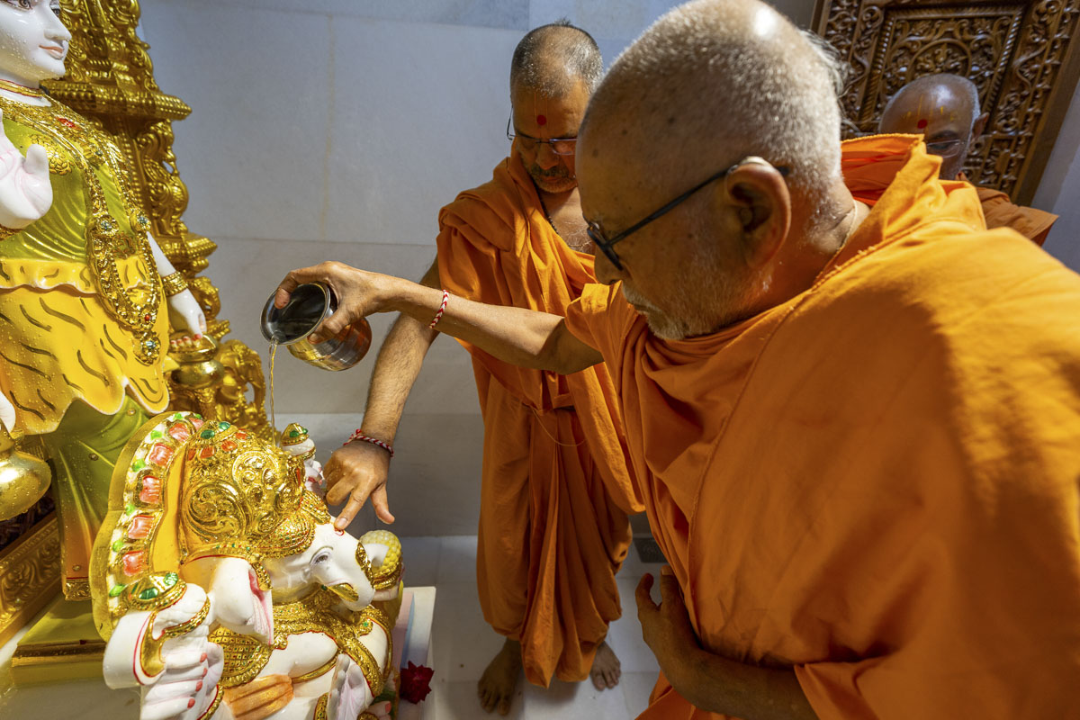 Pujya Kothari Swami performs 'Snapan' (snan) vidhi of murtis