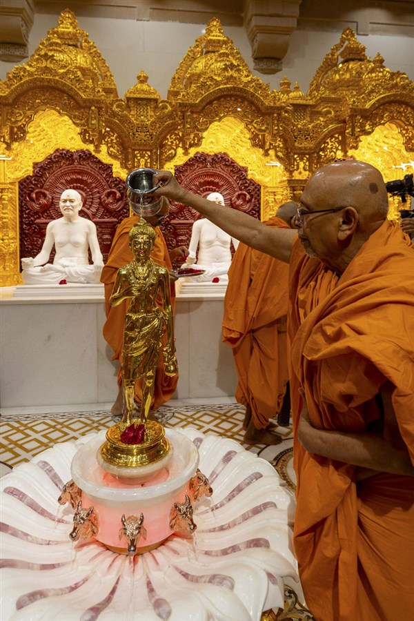 Pujya Tyagvallabh Swami performs 'Snapan' (snan) vidhi of murtis