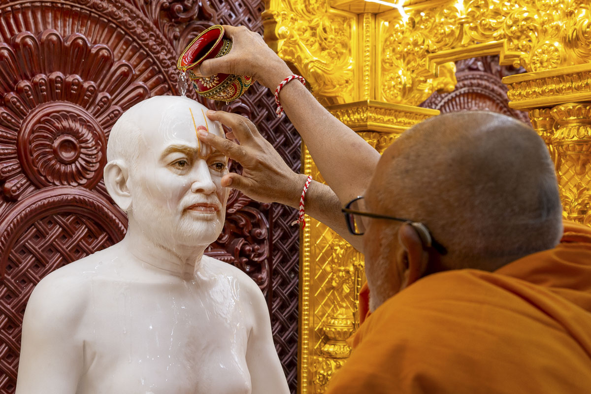 Pujya Kothari Swami performs 'Snapan' (snan) vidhi of murtis